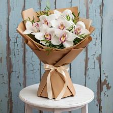 Букет цветов из:  Орхидеи и Розы в Свече