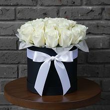 Цветочная композиция из Розы в шляпной коробке в Свече