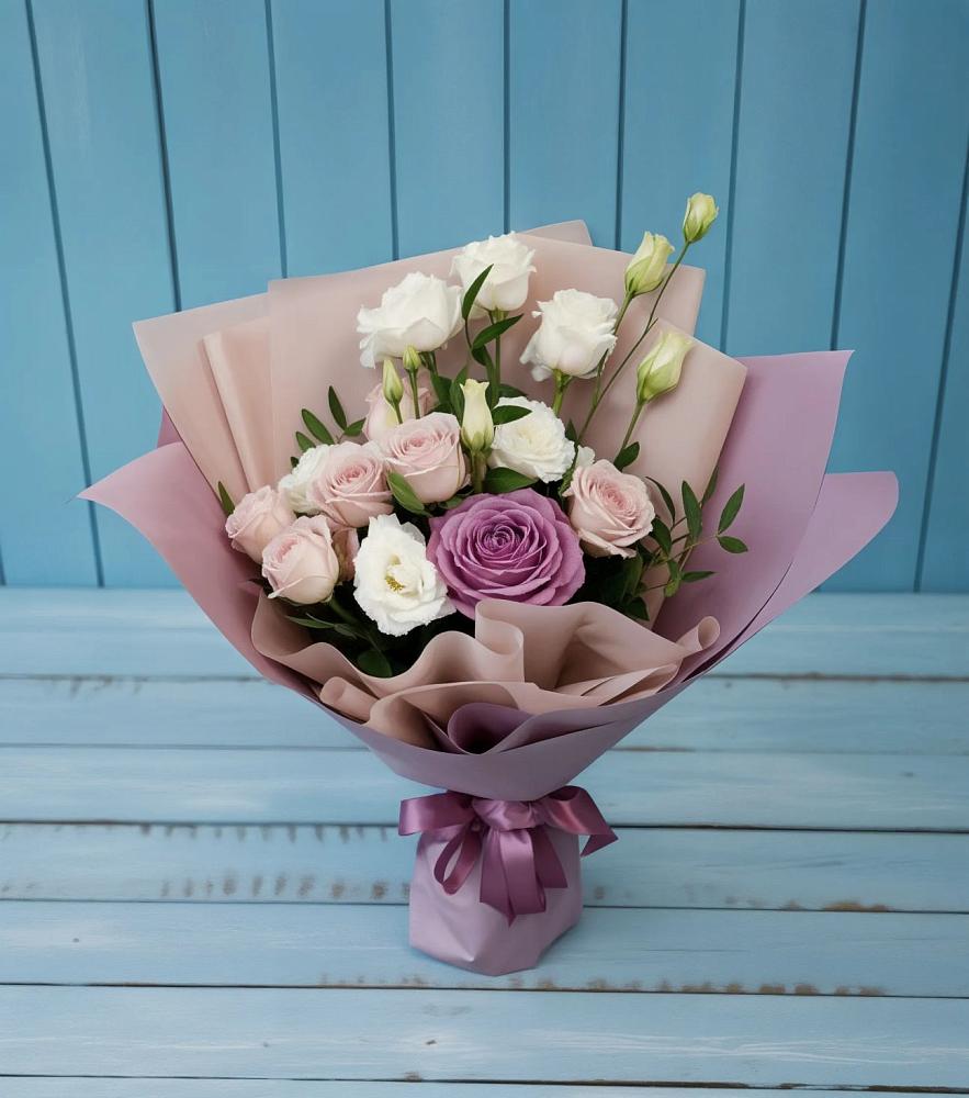 Букет цветов из: Розы и Лизиантусы в Свече