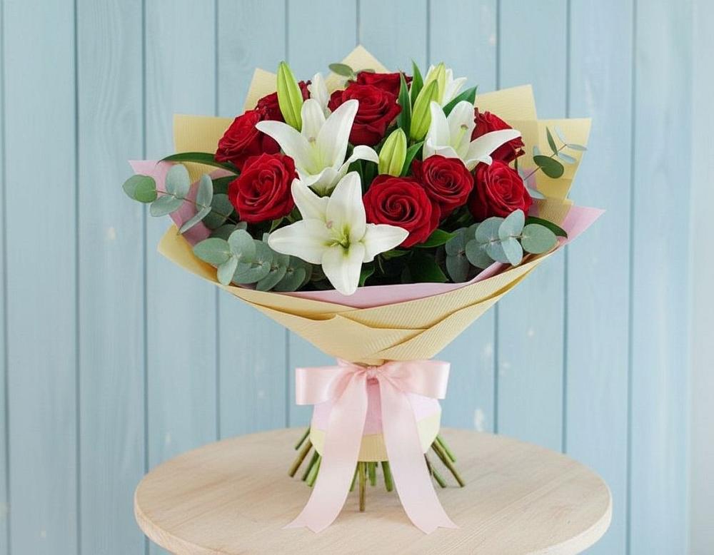 Букет цветов из: Лилии и Розы в Свече